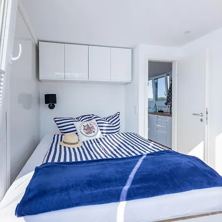 Hausboot Neu-ringholm Båthotell Lübeck