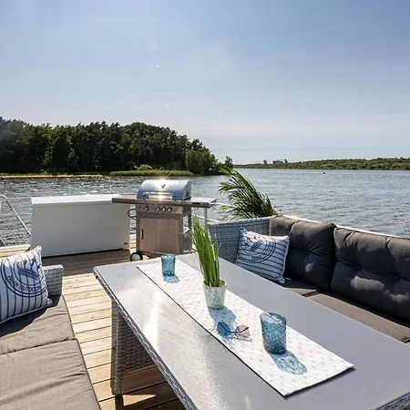 Hausboot Neu-ringholm Båthotell Lübeck