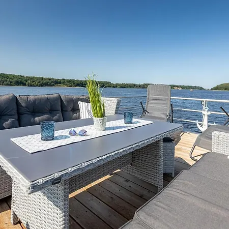 Hausboot Neu-ringholm Båthotell Lübeck